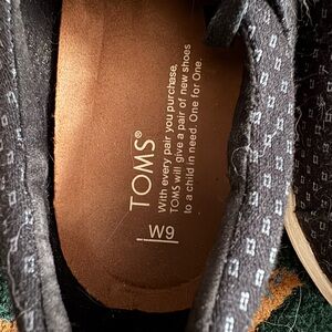 Tom’s tennis shoes